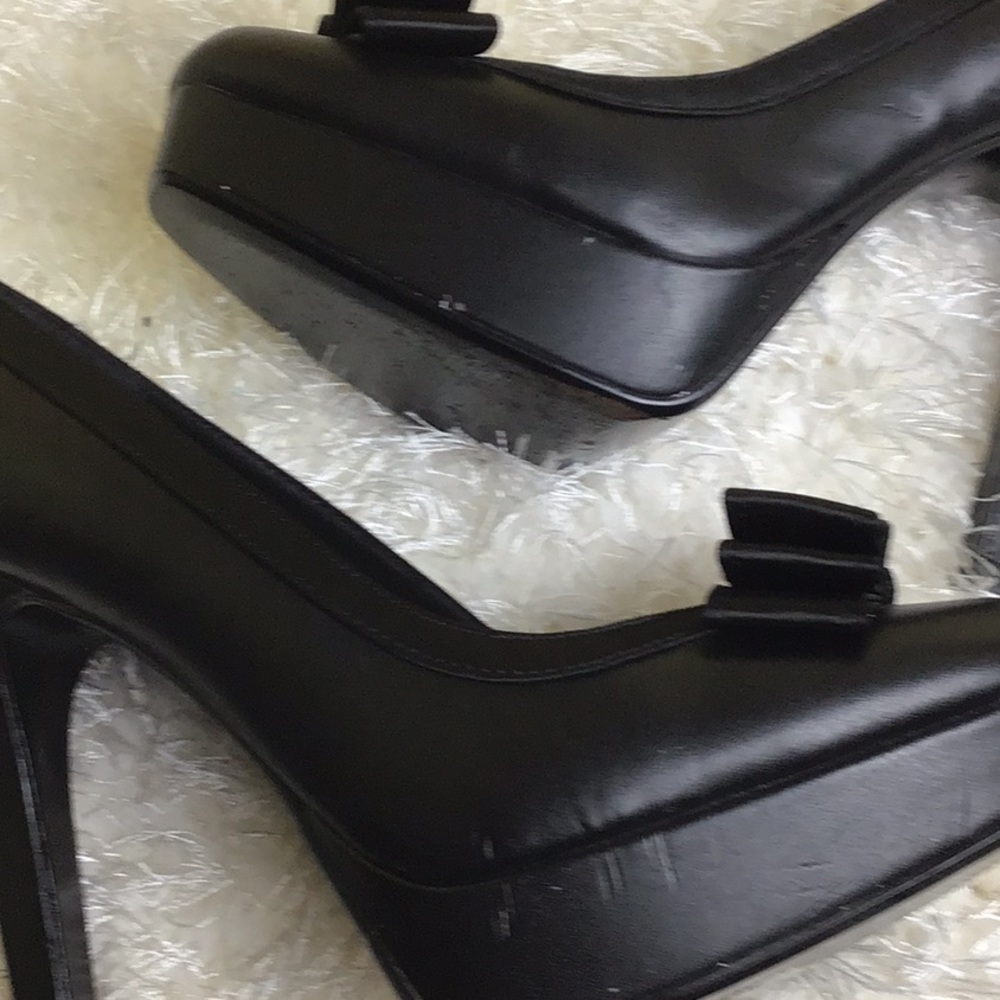 Nine and Co.. Black Double Bow Front Heels